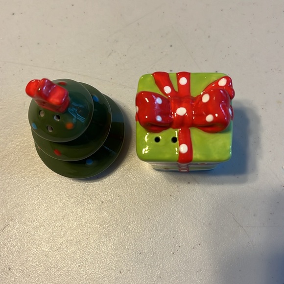Christmas tree snd present salt and pepper shaker. - Picture 2 of 4
